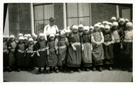 14-0118 Henriëtte met Markense meisjes, 1925