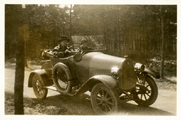 14-0140 Henriëtte met een pleegkind in de auto, 1926