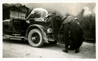 14-0155 Een onbekende vrouw en twee onbekende mannen bij een auto, 1926