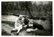 14-0158 Henriëtte, Herman en Elisabeth Dabelstein aan de kant van de weg, 1926