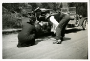 14-0159 Henriëtte, Herman en een onbekende bij de auto, 1926