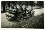 14-0160 Henriëtte, Herman en een onbekende man in de auto, 1926