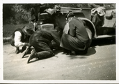 14-0161 Henriëtte, Herman en een onbekende man bij de auto, 1926