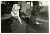 14-0163 Pleegkinderen Corrie en Leo spelen met de hond, 1926