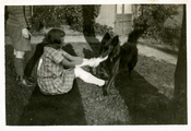14-0164 Corrie speelt met de hond, 1926