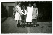 14-0165 Corrie, Leo en twee onbekende meisjes, 1926