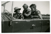 14-0181 Henriëtte met pleegkinderen Leo en Corrie, 1926