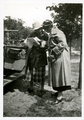 14-0184 Henriëtte en een onbekende vrouw bij de auto, 1926