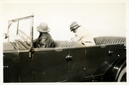 14-0185 Henriëtte en een onbekende vrouw in een auto, 1926