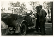 14-0189 Henriëtte met twee onbekende mannen in klederdracht, 1926