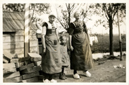 14-0190 Twee meisjes en een vrouw in klederdracht, 1926
