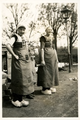 14-0191 Twee meisjes en een vrouw in klederdracht. Zijn ze in Marken?, 1926