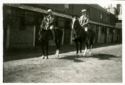 14-0198 Henriëtte en Herman te paard, 1926