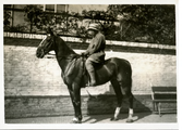 14-0202 Henriëtte te paard, 1926