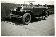 14-0204 Henriëtte met pleegkinderen Corrie en Leo in de auto, 1926