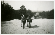 14-0218 Henriëtte en Herman te paard, 1926