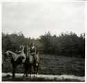 14-0230 Henriëtte en Herman te paard, 1928