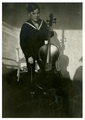 14-0232 Pleegkind Leo met de cello, 1928