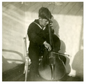 14-0233 Pleegkind Leo met de cello, 1928