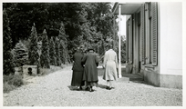 16-0137 Henriëtte met Henriëtte van Eck en madame Wesham bij huis Warnsborn, 1930