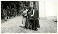 16-0138 Henriëtte met Henriëtte van Eck en madame Wesham bij huis Warnsborn, 1930