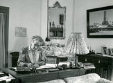 18-0001 Henriëtte achter haar bureau, 1950