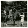 19-0037 Henriëtte te paard, 1930