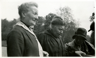 20-0052 Henriëtte met tante Henriëtte van Eck en madame Wesham, 1930