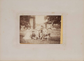 1604-0038 Een groepsfoto in de tuin van het huis Bingerden, 1875