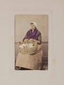 1604-0040-02 Een vrouw gekleed in Nederlands klederdracht, 1865-1885