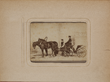 1612-0031 Een koets met koetsier, twee ingespannen paarden en een man naast de koets, ca. 1880