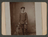 1614-0018-01 Een jongen met een hond, ca. 1900