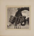 1617-0004-01 Een man op een ezel in Bonifacio, ca. 1900