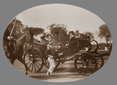 1619-0011 Personen in een rijtuig bij het huis Bingerden, ca. 1900