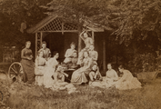 1619-0039 Groep vrouwen bij een prieel, ca. 1900