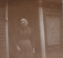 1621-0157 Onbekende vrouw bij het huis Bingerden, ca. 1900