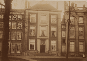 1622-0240 Voorzijde van het huis van Willem van Heeckeren van Kell aan de Lange Voorhout 32, ca. 1900