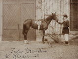 1623-0280 Jules Brantsen met zijn paard bij het huis Rhederoord, ca. 1900