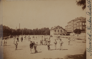 1625-0427 Knaben Anstalt met jongens op het plein, ca. 1900