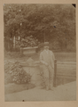 1625-0429 Rodolphe F. van Heeckeren van Wassenaer (1858-1936) in de tuin van het huis Twickel, ca. 1900