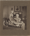 1627-0585 Willem van Heeckeren van Kell (1815-1914) met zijn dochter Justine C. (1844-1934 in de werkkamer, 30-05-1913