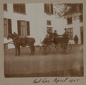 1627-0616 Willem (1815-1914) en Jacob D.C. van Heeckeren van Kell (1854-1931) en anderen in een koets voor het Loo, ...