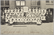 4824 Gesticht Insula Dei Arnhem. Groep kleine weesjes, ca. 1915