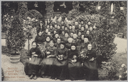 4829 Gesticht Insula Dei Arnhem. Groep oude vrouwen, ca. 1920