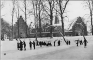196 Doorwerth. Vooroorlogse schaatspret op de kasteelgracht, 1930-1940