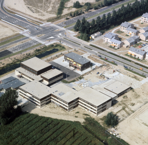 12234 Groningensingel. Brandweer en Lorentz Scholengemeenschap, ca. 1980