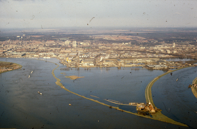 12294 Hoogwater. De IJsselkop en zicht op o.a. het Industrieterrein, ca. 1975
