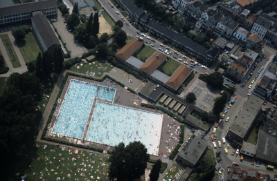 13010 Spijkerkwartier. Zwembad Thialf e.o., ca. 1980