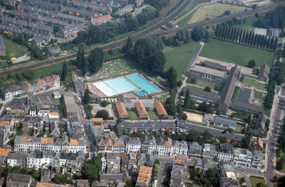 13011 Spijkerkwartier. Zwembad Thialf e.o., ca. 1980