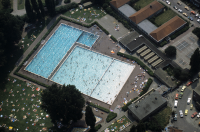 13012 Spijkerkwartier. Zwembad Thialf e.o., ca. 1980